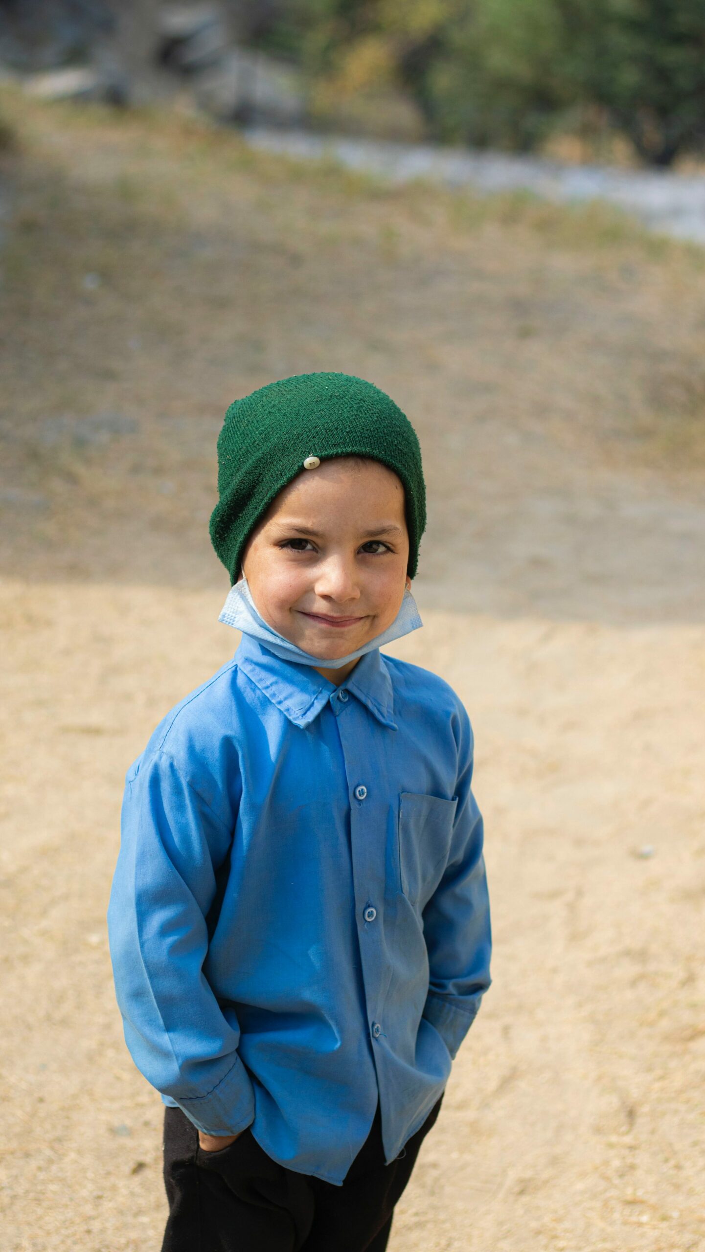 Spenden bewirkt einen positiven Unterschied, wie sie durch den lächelnden Jungen repräsentiert wird.