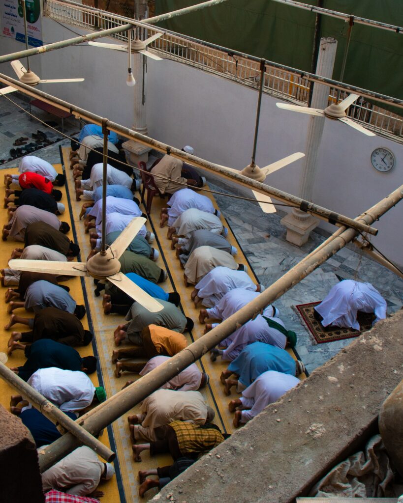 Muslime beim Gebet in einer Moschee: Sehen wir sie als Bereicherung oder Bedrohung? 